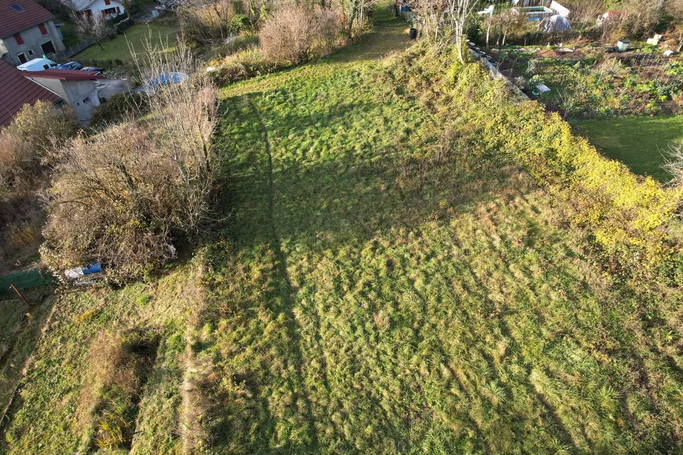Terrain constructible de 1 053 m² avec vue dominante   Valserhône (secteur Lancrans)