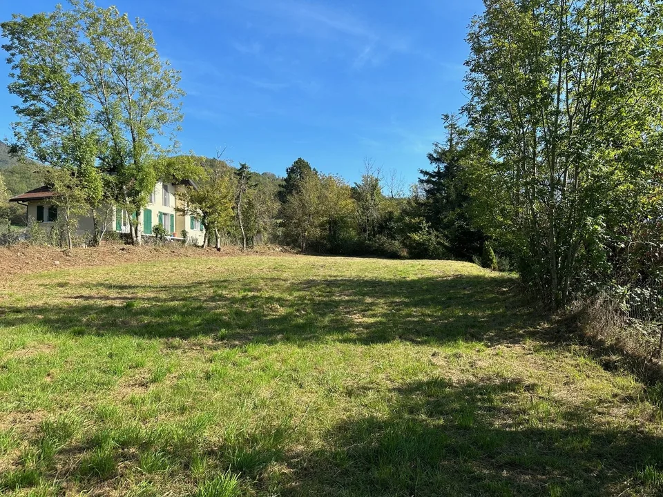 Terrain constructible de 1 053 m² avec vue dominante   Valserhône (secteur Lancrans)