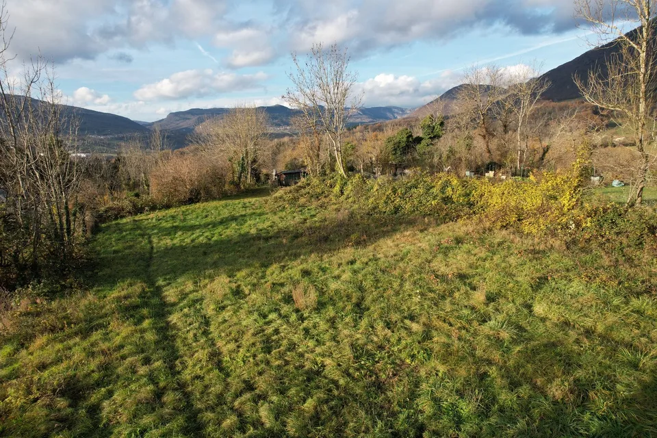 Terrain constructible de 1 053 m² avec vue dominante   Valserhône (secteur Lancrans)