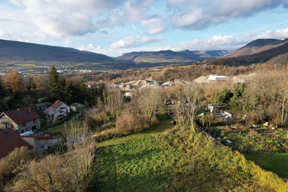 Terrain constructible de 1 053 m² avec vue dominante   Valserhône (secteur Lancrans)