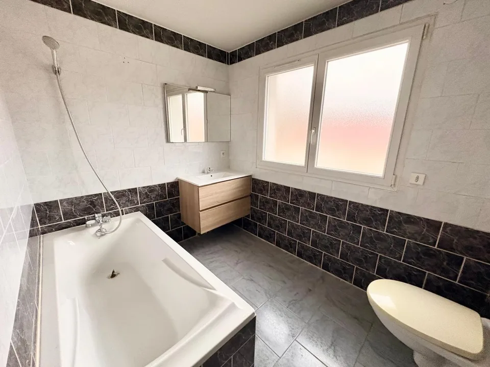 IDEALE PER INVESTITORI: CASA DOPPIA IN ZONA ARTIGIANALE