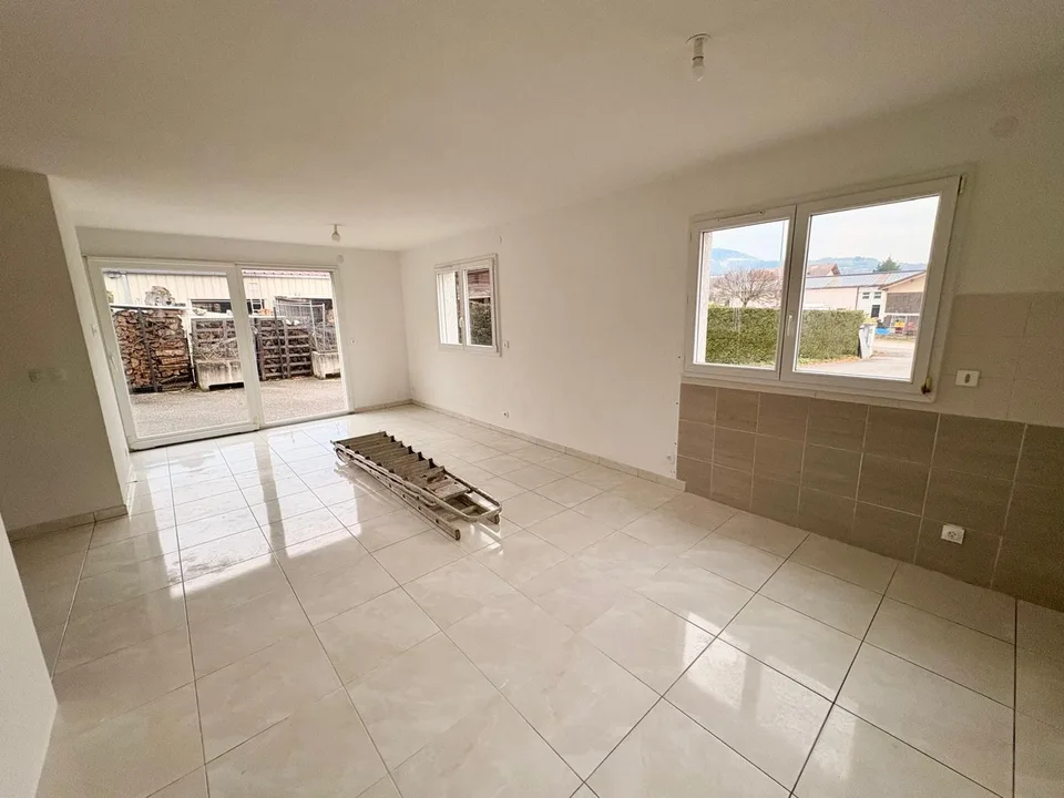 IDEALE PER INVESTITORI: CASA DOPPIA IN ZONA ARTIGIANALE