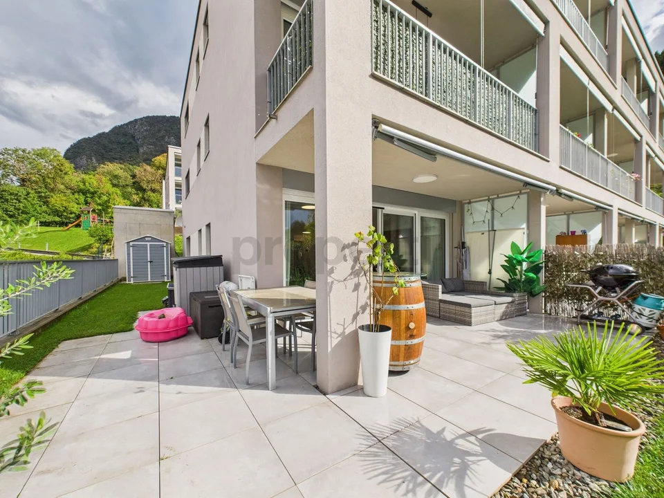 Elegante Moderne mit privatem Garten in Pazzallo