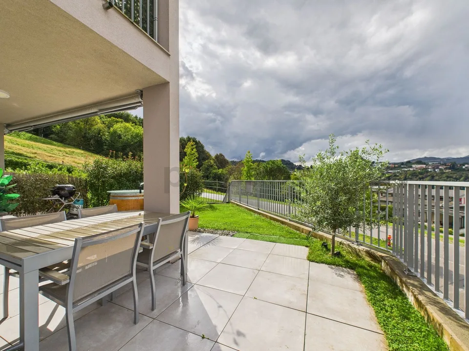 Elegante Moderne mit privatem Garten in Pazzallo