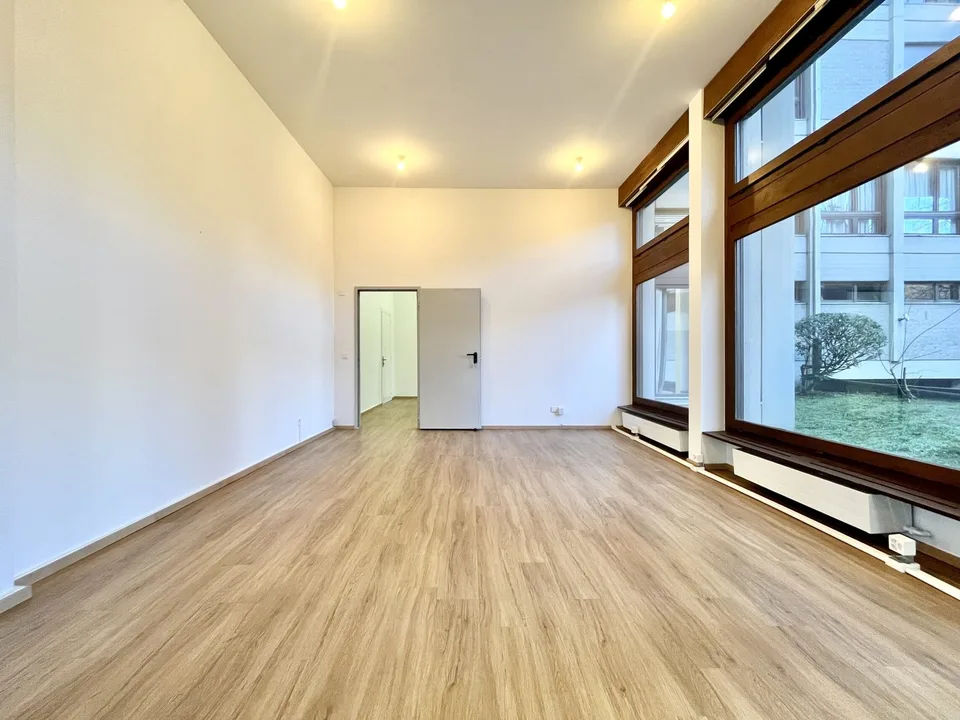 Bureau de 65 m² avec grandes fenêtres à Lugano Loreto à louer