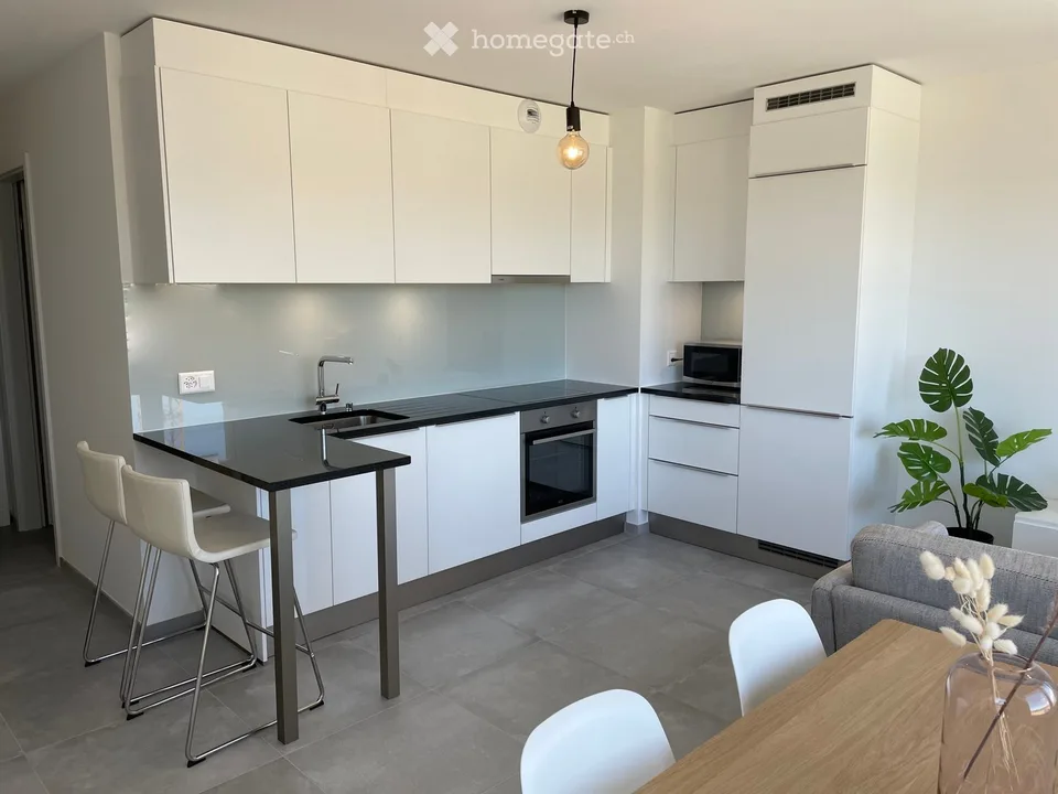Appartement MEUBLÉ avec parking et balcon, charges incl. *** FURNISHED apartment charges incl.