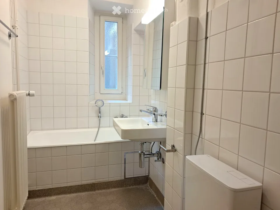 Charming 3.5-room old building apartment at Brunngasse 1, Zürich 8001 (central and lively residential area)
