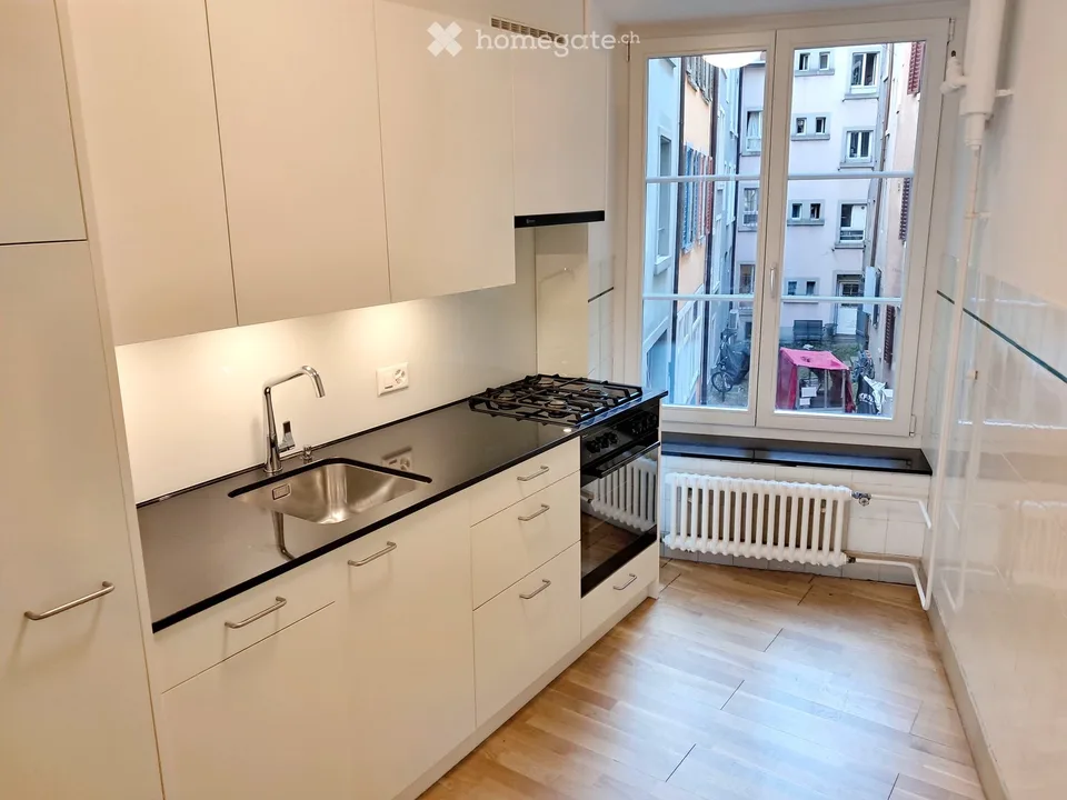 Charming 3.5-room old building apartment at Brunngasse 1, Zürich 8001 (central and lively residential area)