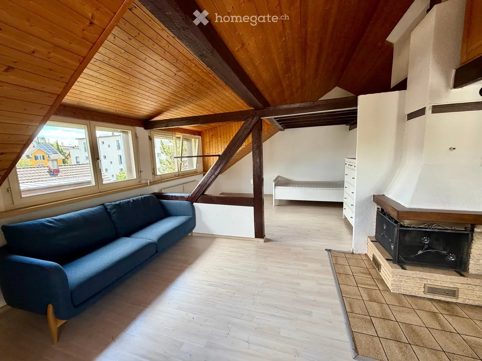 Charmante 1.5-Dachwohnung im Altbau (befristet!)