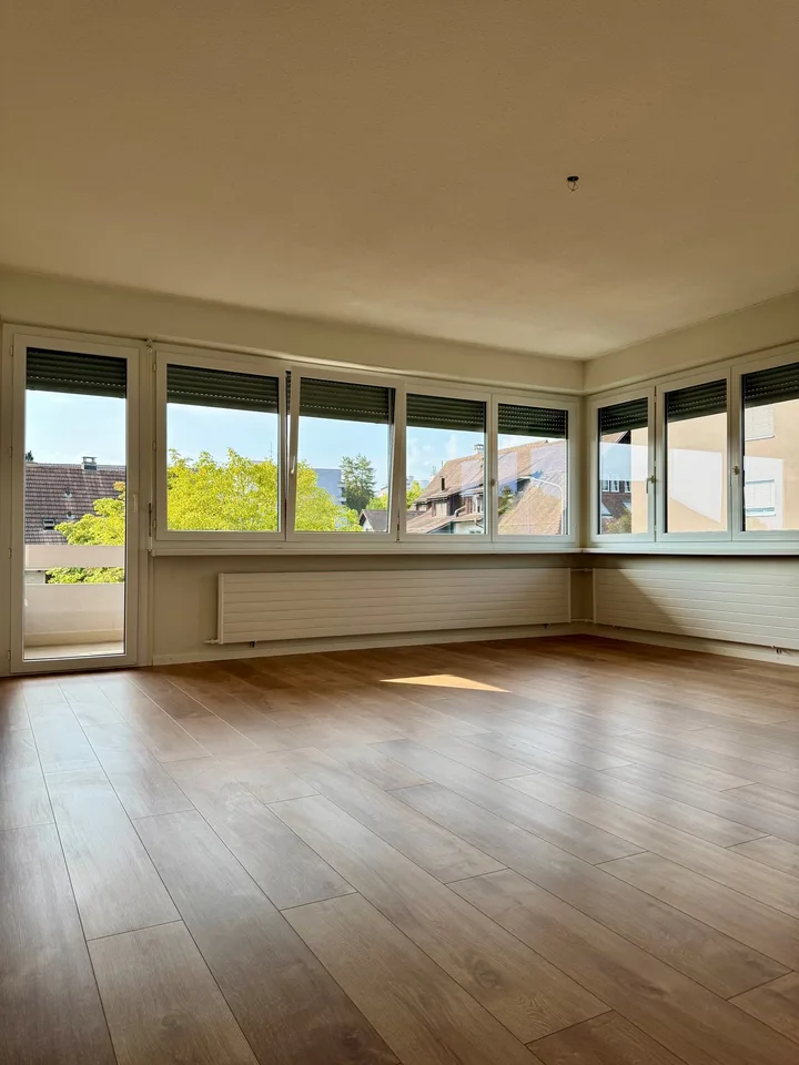 Helle 3.5-Zimmer-Wohnung mit Balkon und toller Aussicht in Rümlang