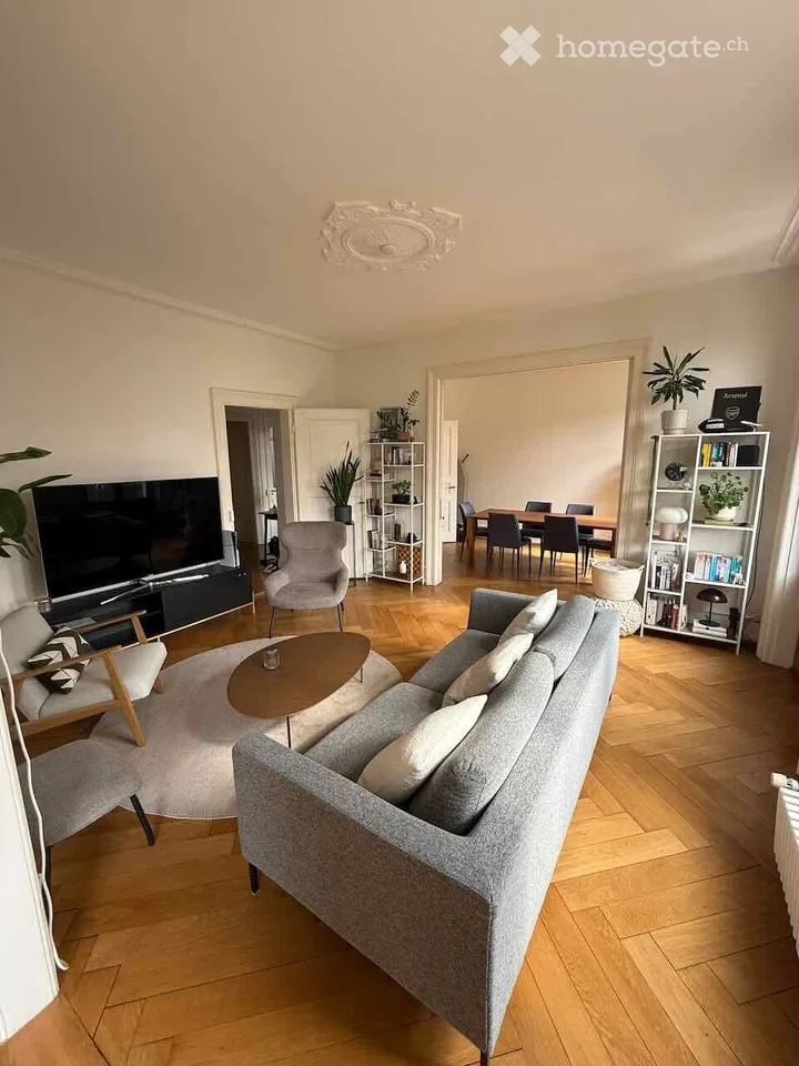 Charming 4.5-room old building apartment with balcony in Basel