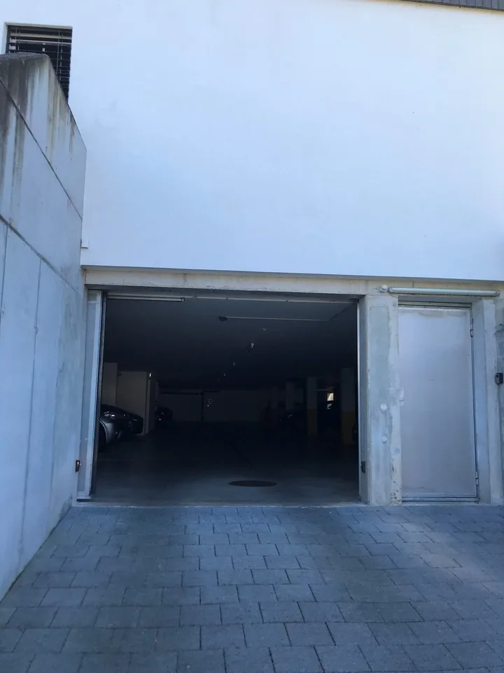Einstellplätze in Einstellhalle zu vermieten