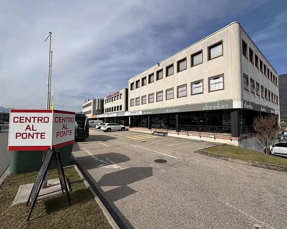 AFFITTASI A CADENAZZO SPAZIO COMMERCIALE DI CA. 130 mq