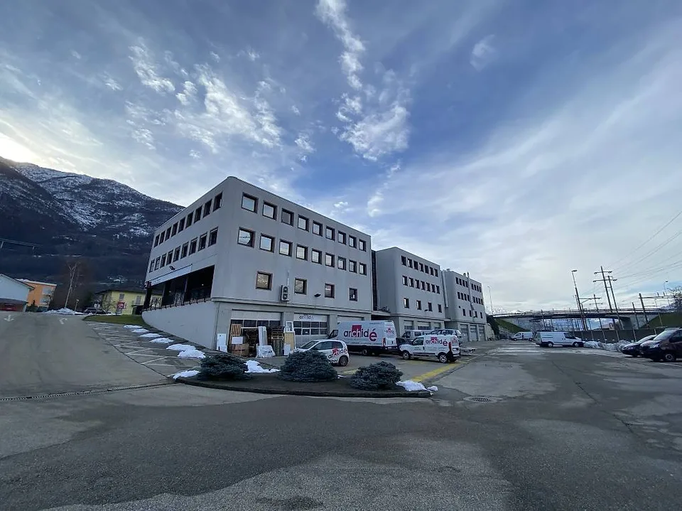 Miete in Cadenazzo großzügiger Gewerberaum von 140+52 m²