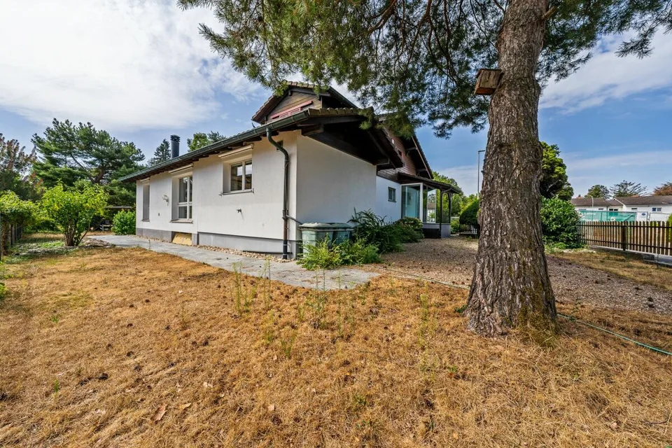 Luxury Living by the Water: Exclusive 5.5 Room House with Private Nature Oasis