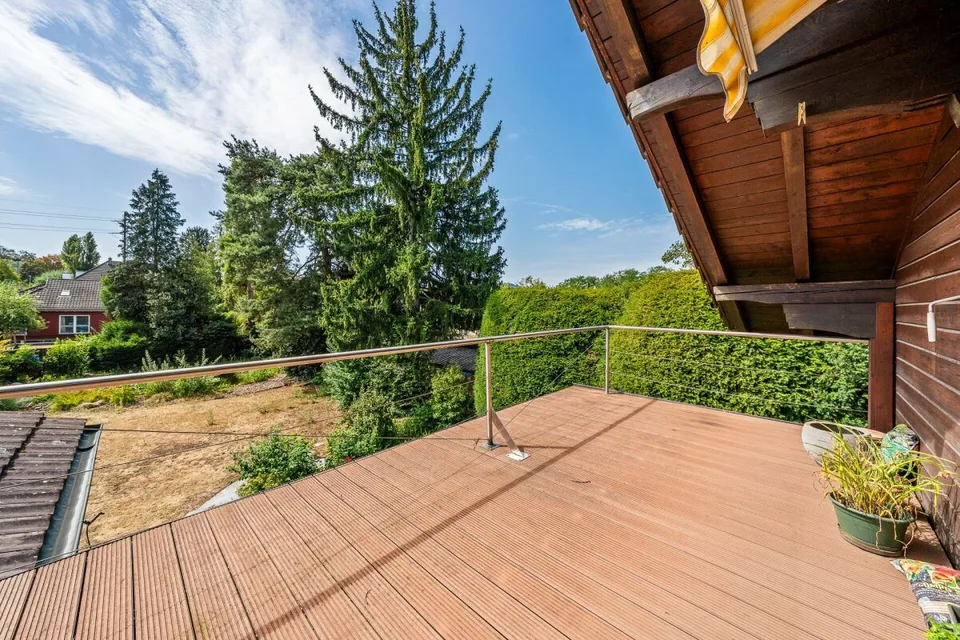 Luxury Living by the Water: Exclusive 5.5 Room House with Private Nature Oasis