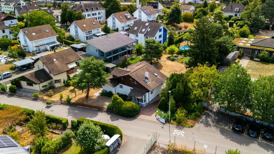 Luxury Living by the Water: Exclusive 5.5 Room House with Private Nature Oasis
