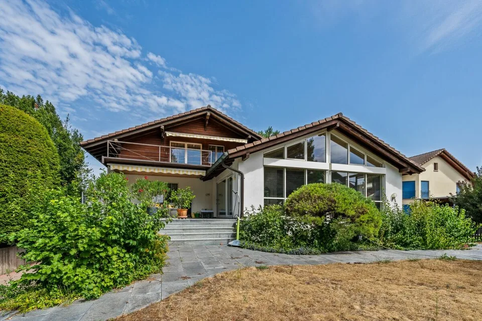 Luxury Living by the Water: Exclusive 5.5 Room House with Private Nature Oasis