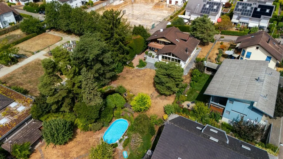 Luxury Living by the Water: Exclusive 5.5 Room House with Private Nature Oasis