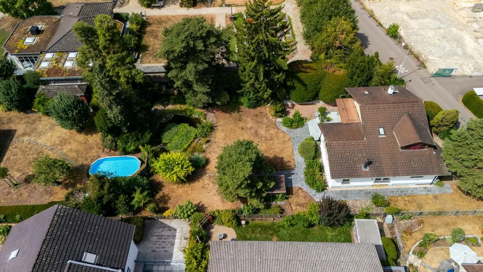 Luxury Living by the Water: Exclusive 5.5 Room House with Private Nature Oasis