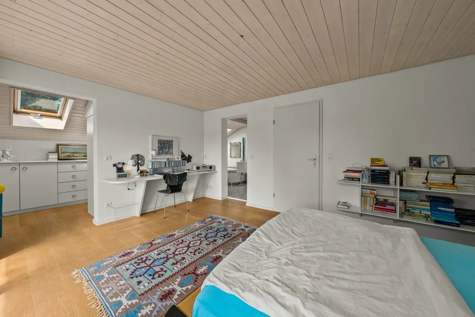Luxury Living by the Water: Exclusive 5.5 Room House with Private Nature Oasis