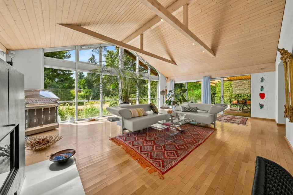 Luxury Living by the Water: Exclusive 5.5 Room House with Private Nature Oasis