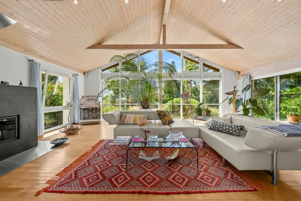 Luxury Living by the Water: Exclusive 5.5 Room House with Private Nature Oasis