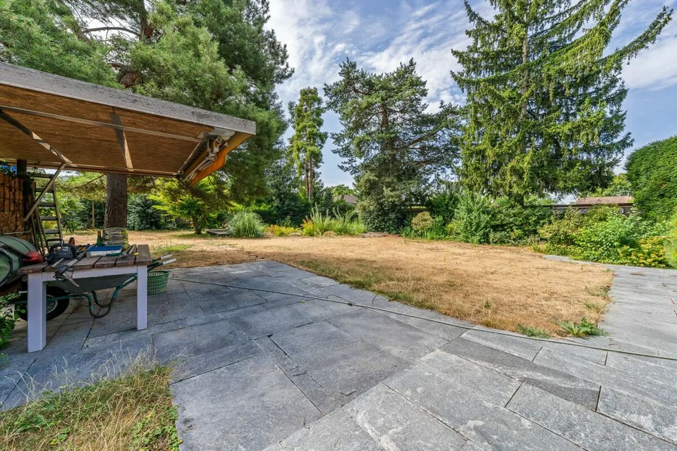 Luxury Living by the Water: Exclusive 5.5 Room House with Private Nature Oasis