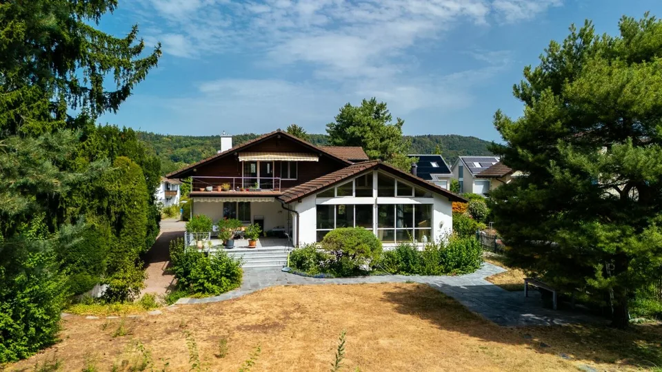Luxury Living by the Water: Exclusive 5.5 Room House with Private Nature Oasis