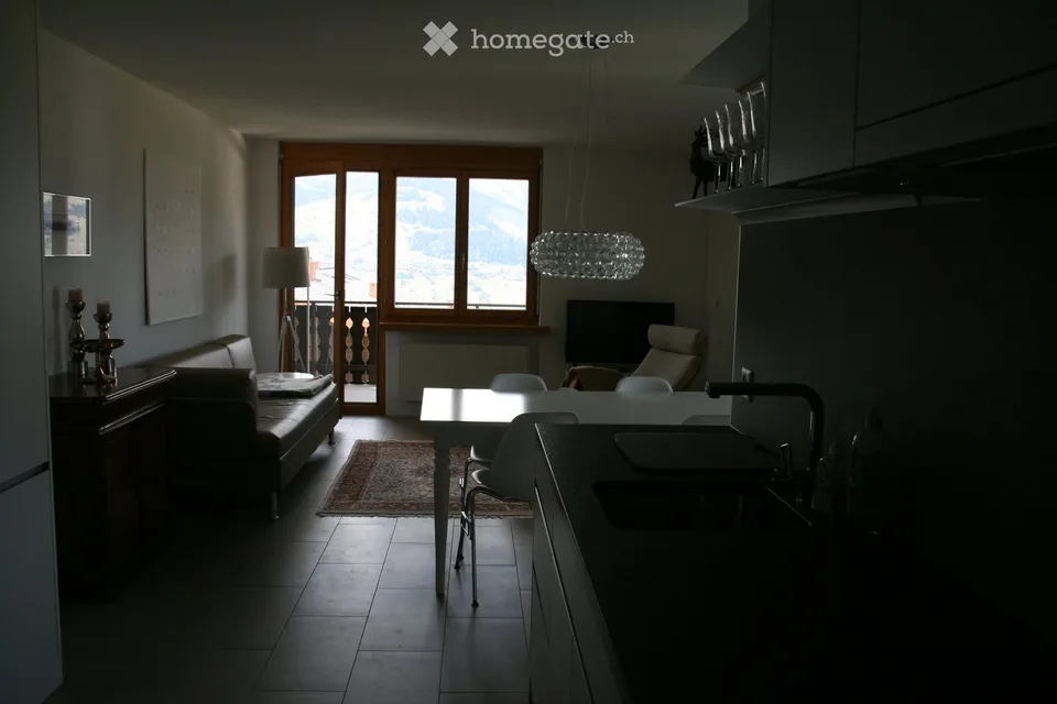 Situato direttamente sulla pista, affascinante appartamento di 1,5 locali con vista sulla montagna