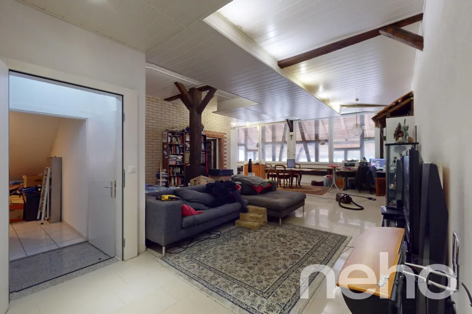 Spacious and fully rented multi-family house with commercial unit