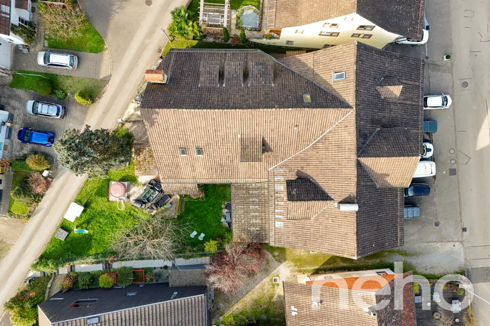 Spacious and fully rented multi-family house with commercial unit