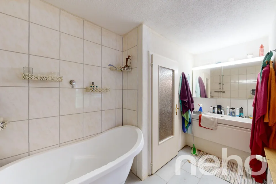 Spacious and fully rented multi-family house with commercial unit