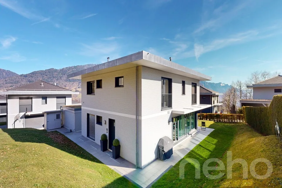 Ampia casa familiare con terrazze, giardino e volumi generosi