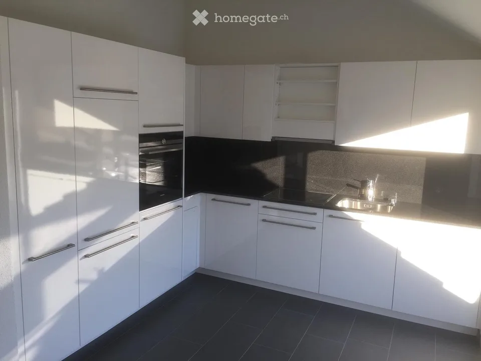 Appartement de 3,5 pièces au dernier étage avec climatisation à Hornussen