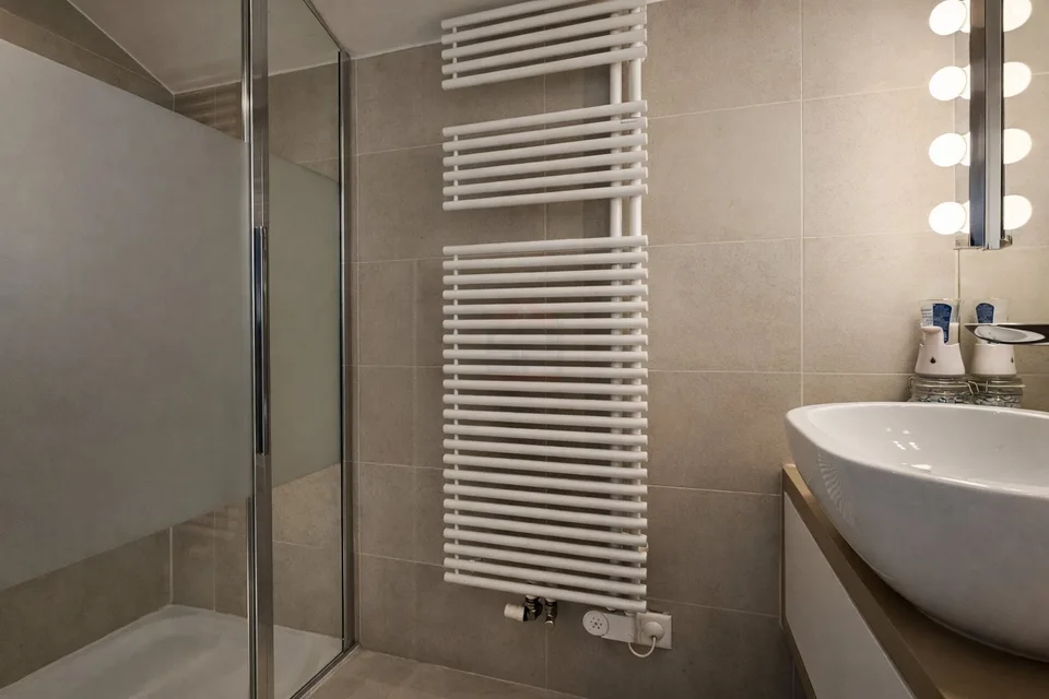 Proprietà rinnovata con eleganza in un ambiente esclusivo