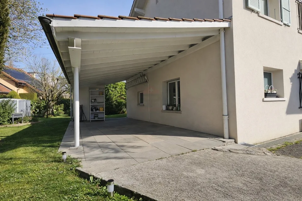 Elegante villa familiare con grande giardino piano e alto potenziale a Founex