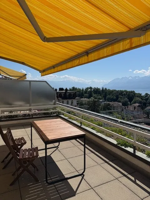 Reprise  2 pièces meublé avec terrasse, vue lac & Alpes
