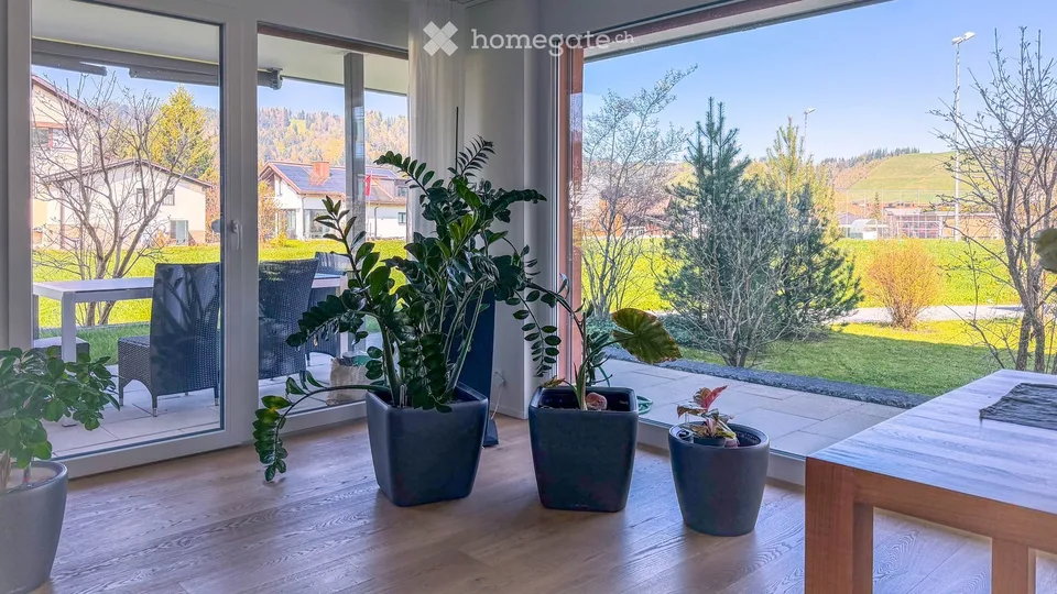 Modern 3.5-room apartment with terrace and green views