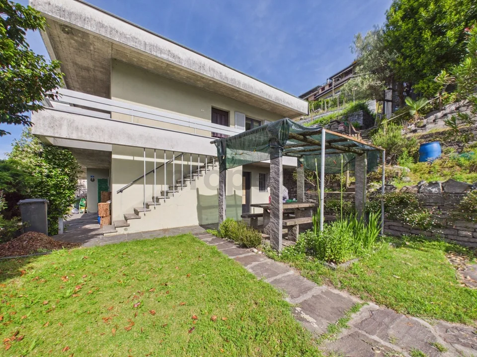 Geräumiges Mehrfamilienhaus mit großem Potenzial in Riazzino