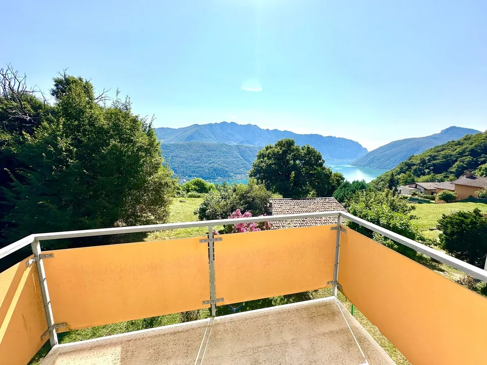 Elegant Attic of 3.5 Rooms with View of Lake Lugano