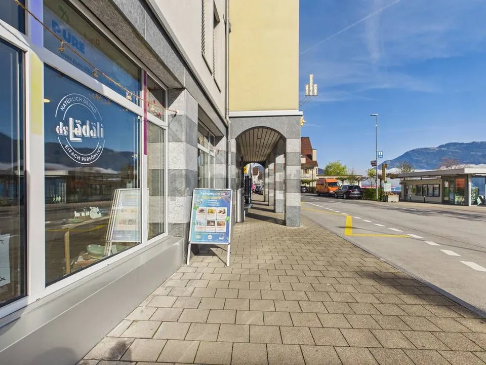 Immeuble commercial attractif dans un excellent emplacement à Beckenried - Espace commercial avec vue sur le lac