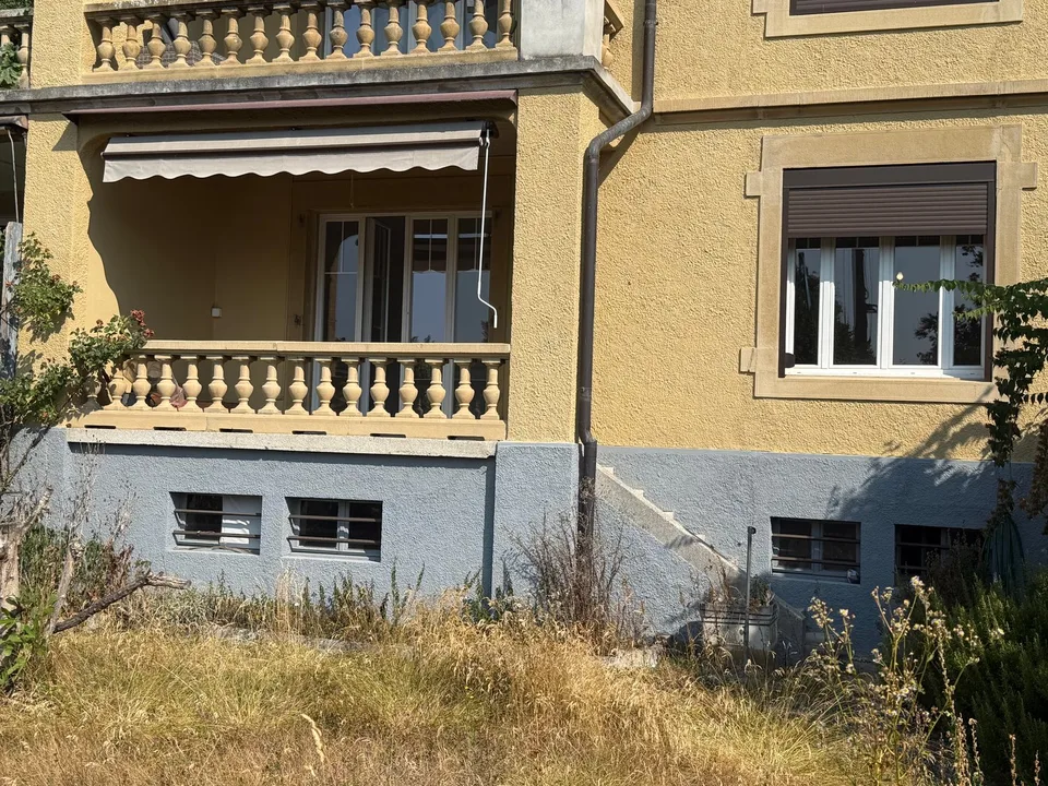 Helles 3.5-Zimmer-Wohnung mit Balkon in Neuchâtel nahe dem See mit Garten