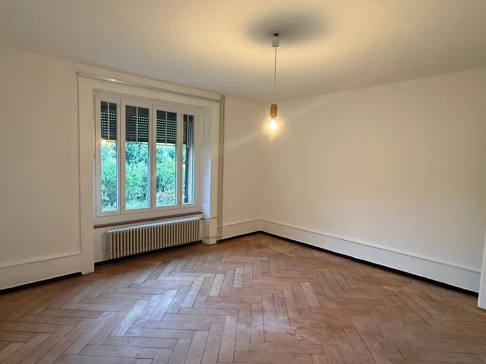 Helles 3.5-Zimmer-Wohnung mit Balkon in Neuchâtel nahe dem See mit Garten