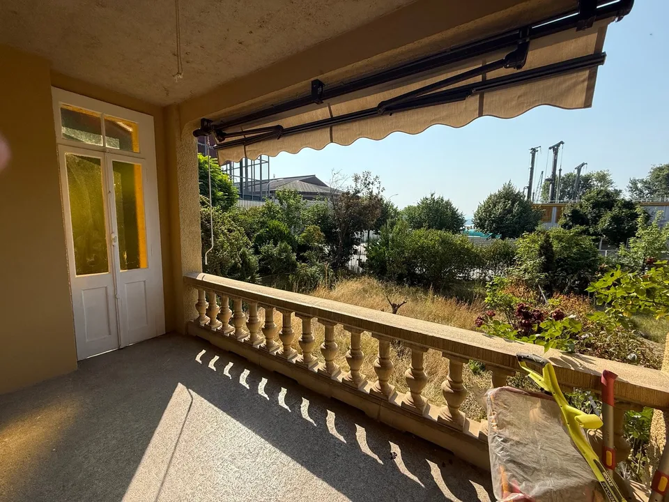 Helles 3.5-Zimmer-Wohnung mit Balkon in Neuchâtel nahe dem See mit Garten