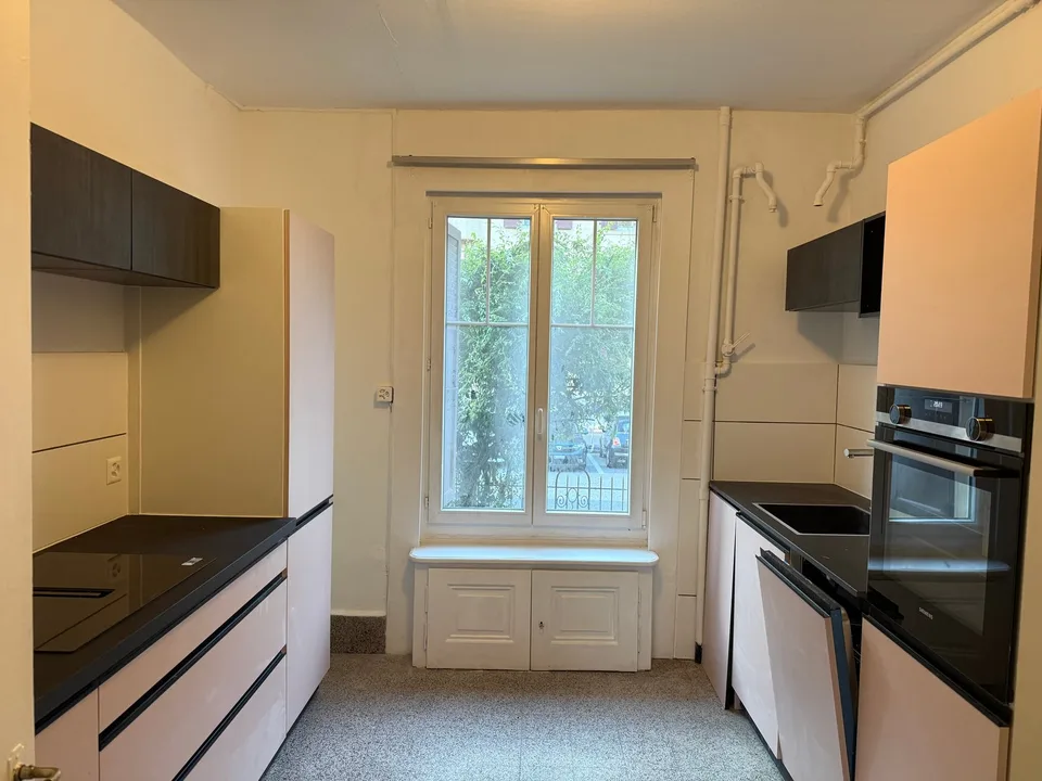 Helles 3.5-Zimmer-Wohnung mit Balkon in Neuchâtel nahe dem See mit Garten
