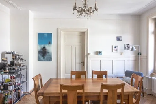 Lichtdurchfluteter 1910er Altbau im Kreis 5: 4 Zimmer, Balkon, Bad & Küche im englischen Landhausstil.