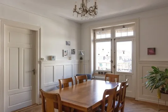 Lichtdurchfluteter 1910er Altbau im Kreis 5: 4 Zimmer, Balkon, Bad & Küche im englischen Landhausstil.
