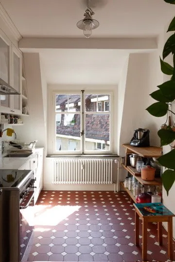Lichtdurchfluteter 1910er Altbau im Kreis 5: 4 Zimmer, Balkon, Bad & Küche im englischen Landhausstil.