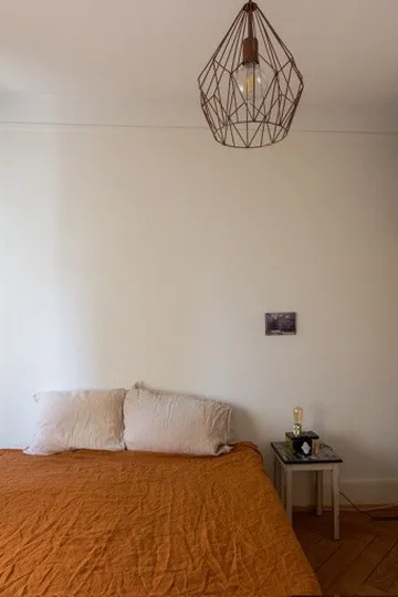 Lichtdurchfluteter 1910er Altbau im Kreis 5: 4 Zimmer, Balkon, Bad & Küche im englischen Landhausstil.